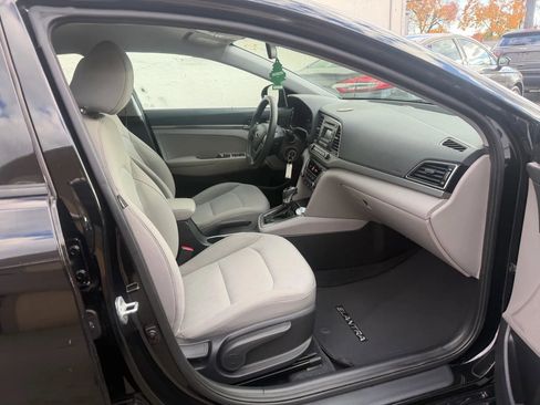 Used 2017 Hyundai Elantra SE image 25