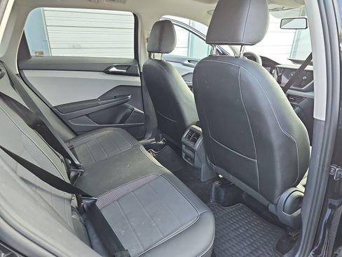 Used 2022 Volkswagen Taos SE w/ Panoramic Sunroof Package FWD image 14