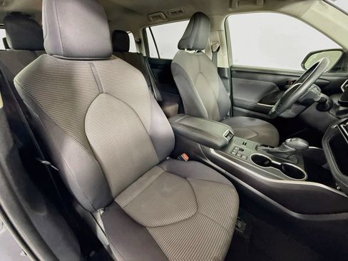 Used 2024 Toyota Highlander LE FWD image 28