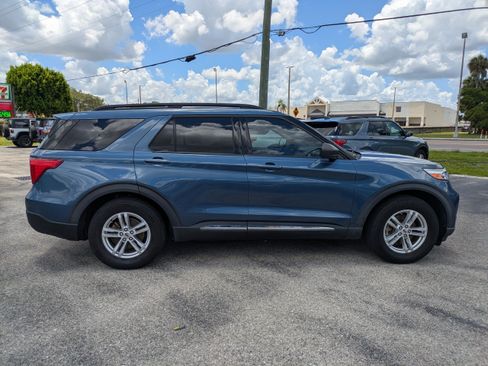 Used 2020 Ford Explorer XLT w/ Equipment Group 202A RWD image 3