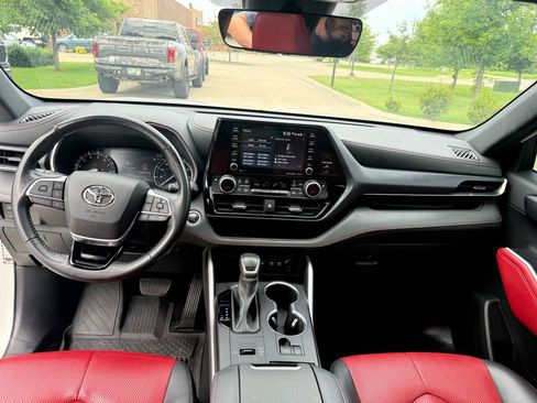 Used 2021 Toyota Highlander XSE FWD image 12