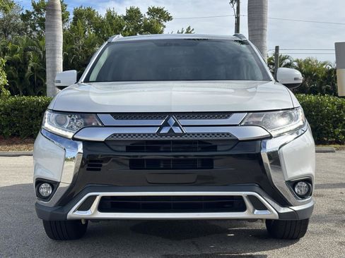 Used 2019 Mitsubishi Outlander SE image 2
