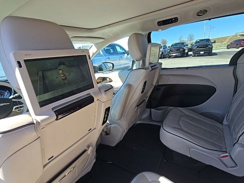 Used 2021 Chrysler Pacifica Limited w/ Uconnect Theater Family Group image 17