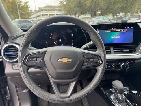 Used 2025 Chevrolet Trax LT image 27