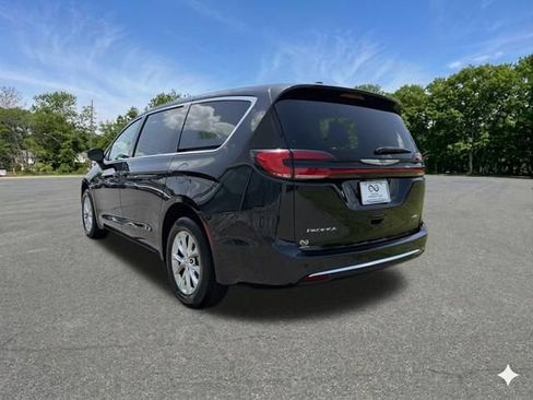 Used 2023 Chrysler Pacifica Touring-L AWD/4WD image 6
