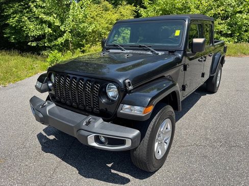 Used 2023 Jeep Gladiator Sport AWD/4WD image 2