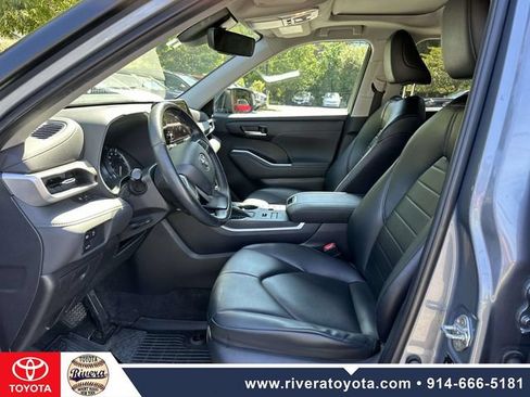 Used 2023 Toyota Highlander XLE AWD/4WD image 16