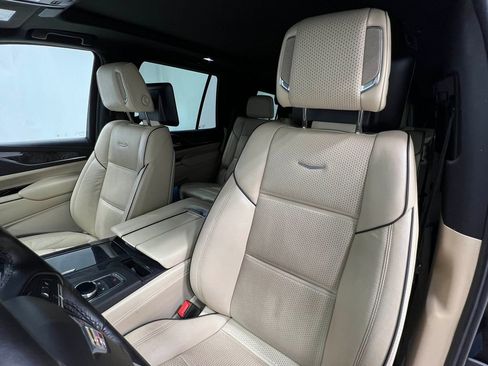 Used 2021 Cadillac Escalade Premium Luxury AWD/4WD image 15
