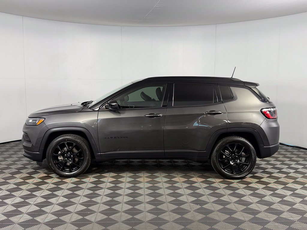 Used 2022 Jeep Compass Latitude FWD image 11