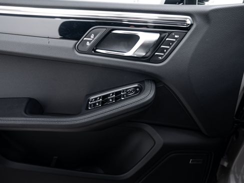 Certified 2026 Porsche Macan AWD/4WD image 17