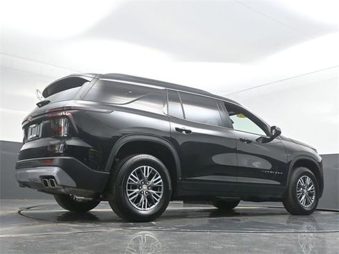 Used 2025 Chevrolet Traverse LT image 34