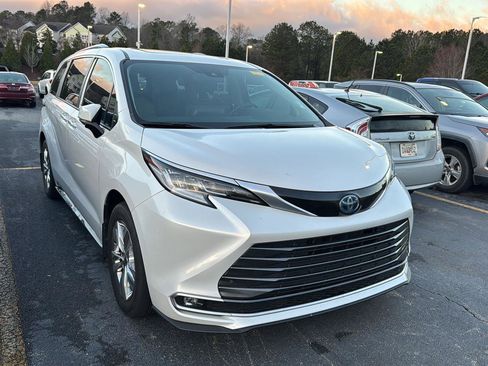 Used 2024 Toyota Sienna Limited image 3