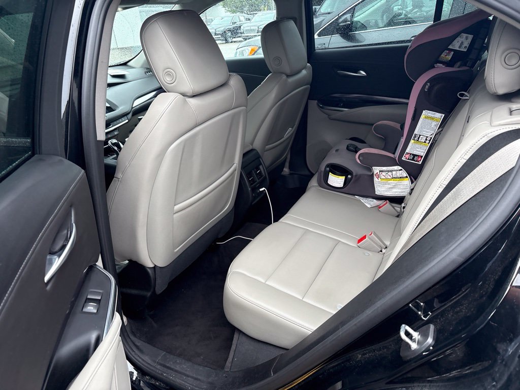 Used 2023 Cadillac XT4 Luxury w/ Cold Weather Package FWD image 6