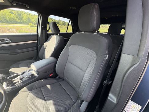 Used 2018 Ford Explorer XLT AWD/4WD image 32
