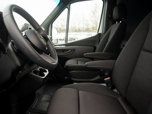 Used 2025 Mercedes-Benz Sprinter 2500 image 25