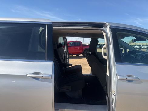 Used 2023 Chrysler Voyager LX image 31