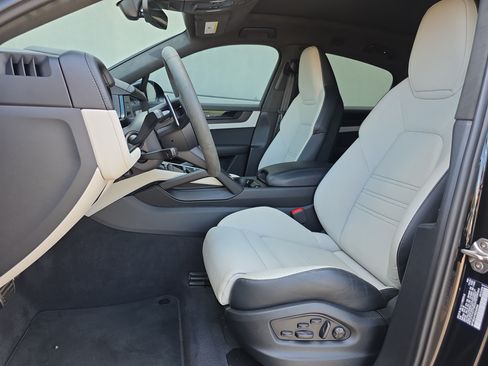 Certified 2025 Porsche Cayenne GTS AWD/4WD image 5