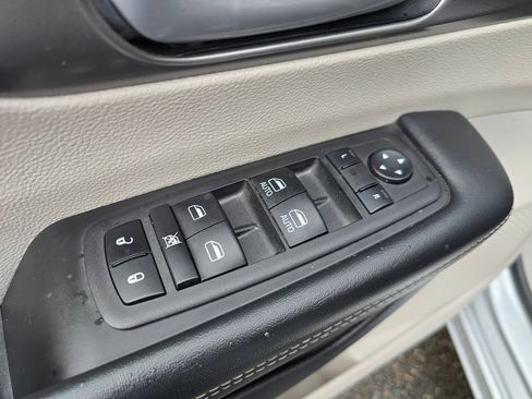Used 2023 Chrysler Pacifica Touring-L FWD image 20