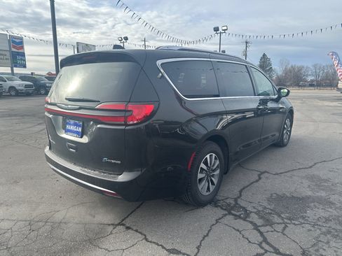 Used 2021 Chrysler Pacifica Touring-L image 5