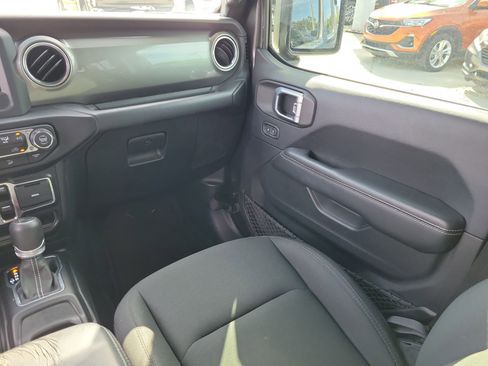 Used 2019 Jeep Wrangler Unlimited Sahara AWD/4WD image 18