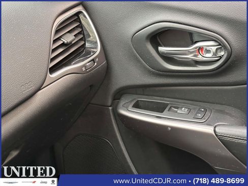 Used 2019 Jeep Cherokee Limited image 28