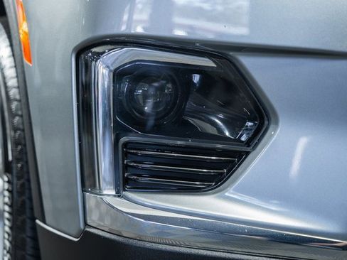 Used 2023 Chevrolet Traverse LS image 12