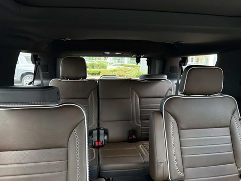 Used 2025 GMC Yukon Denali Ultimate AWD/4WD image 9