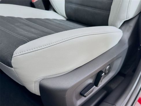 New 2025 Mitsubishi Outlander SE image 19