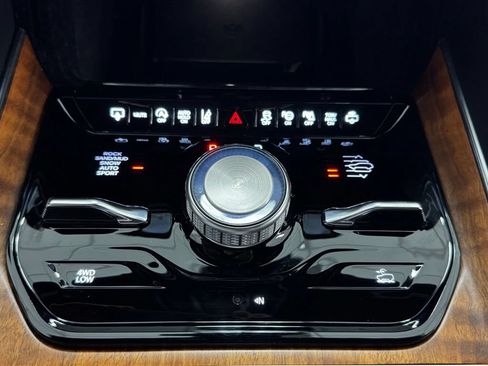 Certified 2022 Jeep Grand Wagoneer Series III AWD/4WD image 23