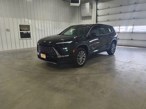 Used 2025 Buick Enclave Preferred AWD/4WD image 4