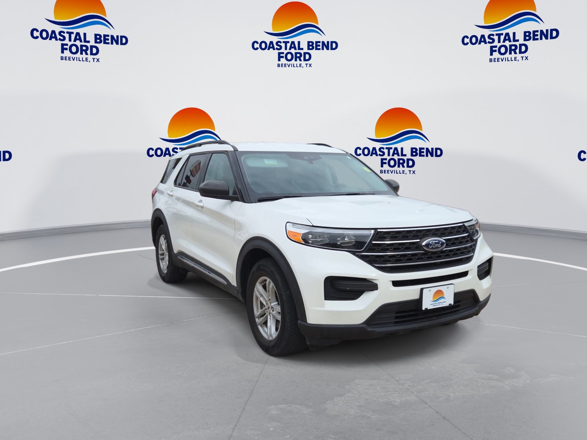 Used 2024 Ford Explorer XLT RWD image 2