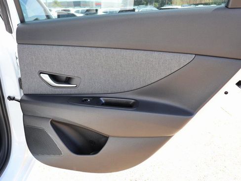 New 2025 Hyundai Elantra Limited image 12