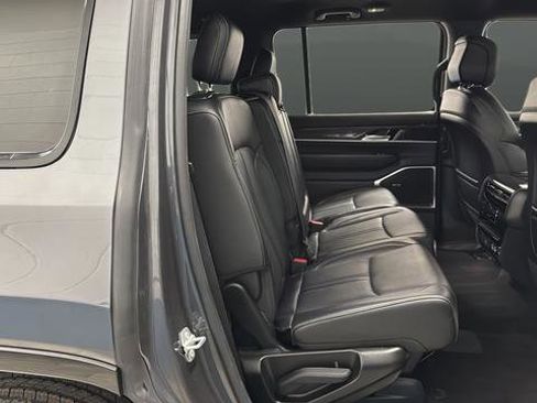 Used 2022 Jeep Wagoneer Series III image 23