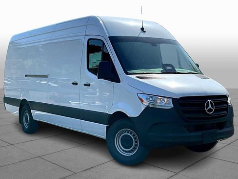 Used 2025 Mercedes-Benz Sprinter 2500 image 2