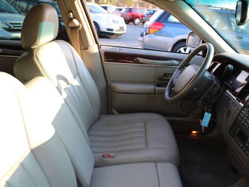 Used 2005 Lincoln Town Car Signature image 11