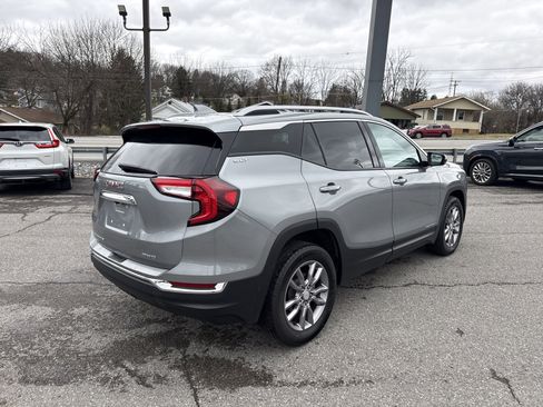 Used 2024 GMC Terrain SLT image 3