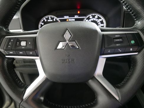 Used 2023 Mitsubishi Outlander SE image 25