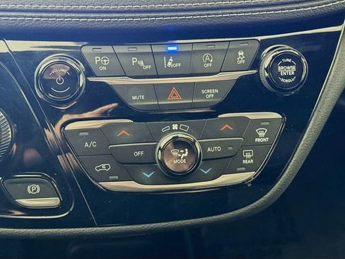 Used 2023 Chrysler Pacifica Touring-L w/ S Appearance Package image 15