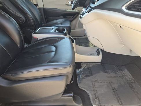 Used 2023 Chrysler Pacifica Touring-L FWD image 15