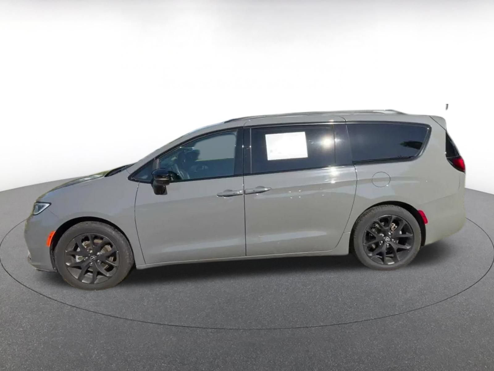 Used 2025 Chrysler Pacifica Limited FWD image 8