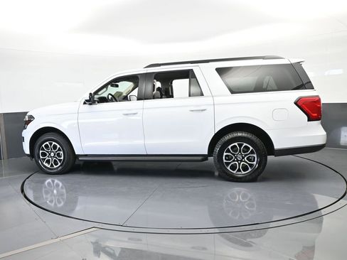 Used 2024 Ford Expedition Max XLT image 3