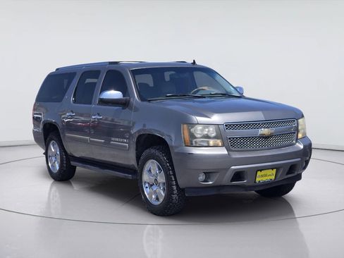 Used 2007 Chevrolet Suburban LT RWD image 3