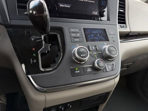 Used 2017 Toyota Sienna XLE image 18