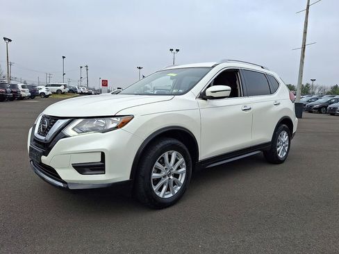 Used 2018 Nissan Rogue SV image 3