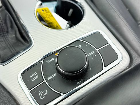 Used 2018 Jeep Grand Cherokee Limited AWD/4WD image 25