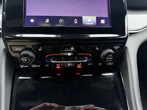 Used 2022 Jeep Grand Cherokee L Laredo image 25