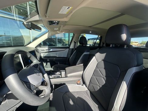 Used 2024 Volkswagen Atlas Peak Edition SE image 36