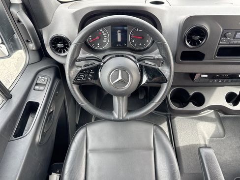 Used 2025 Mercedes-Benz Sprinter 2500 image 6