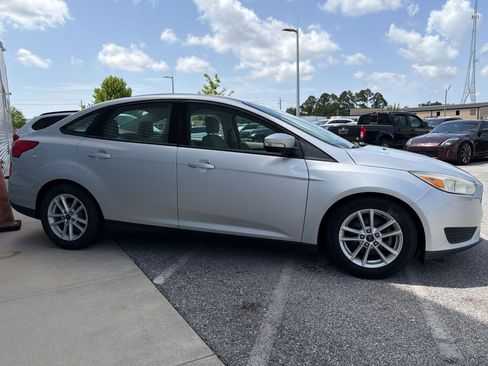 Used 2015 Ford Focus SE FWD image 6