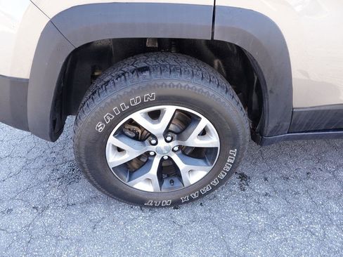 Used 2017 Jeep Cherokee Trailhawk w/ Trailer Tow Group image 13